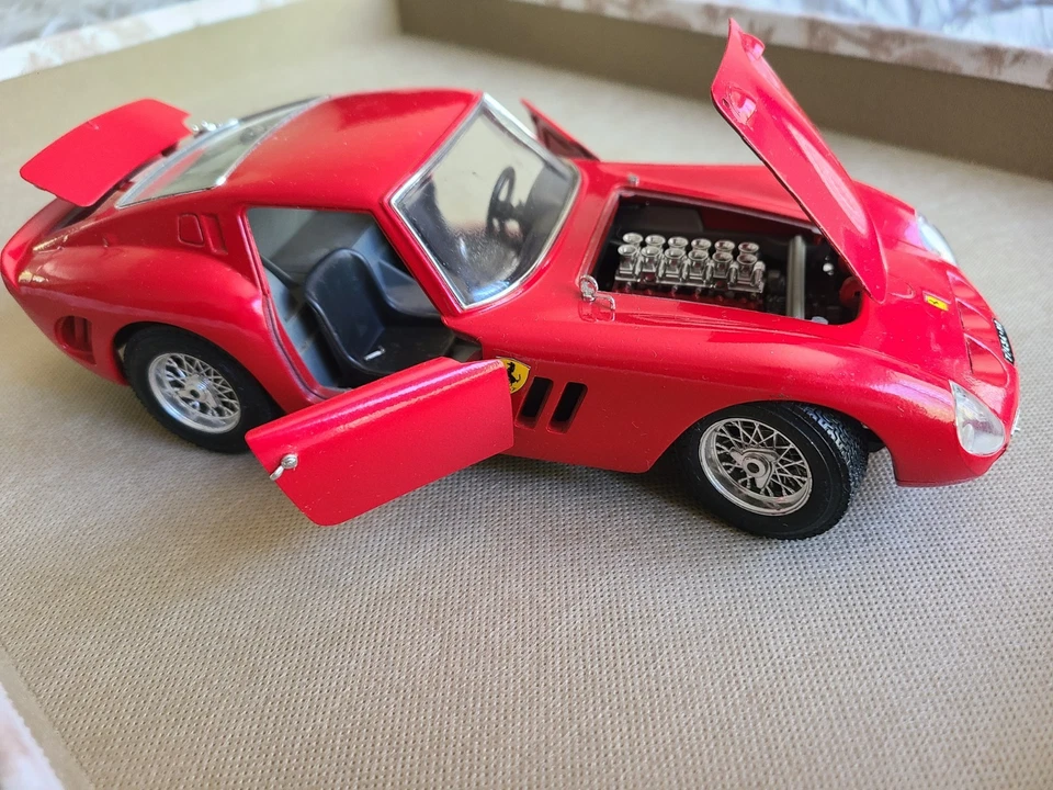 Vintage 1962 Ferrari 250 GTO 1:18 Die-Cast Model by Bburago – Made in Italy - Image 3 of 4