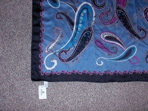 Nuevo con etiquetas Bufanda Cuadrada Paisley 34"x34" Parques Disney, Tono Azulado Acento Negro - Imagen 2 de 3