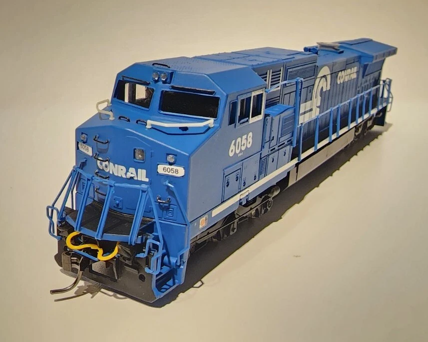 Bachmann Spectrum HO GE DASH 8-40CW Wide Cab DIESEL Conrail #6058 - Image 2 of 4