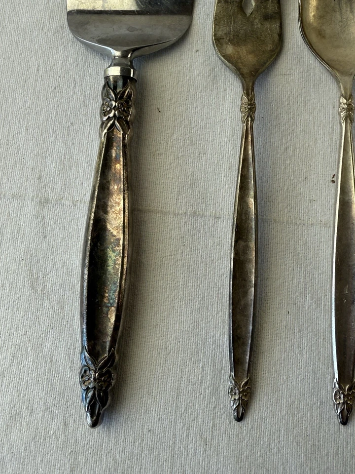 LOT 1847 Rogers Bros GARLAND Spoons IS Silverplate 1965 Set of 5 fork pie server - Image 3 of 4