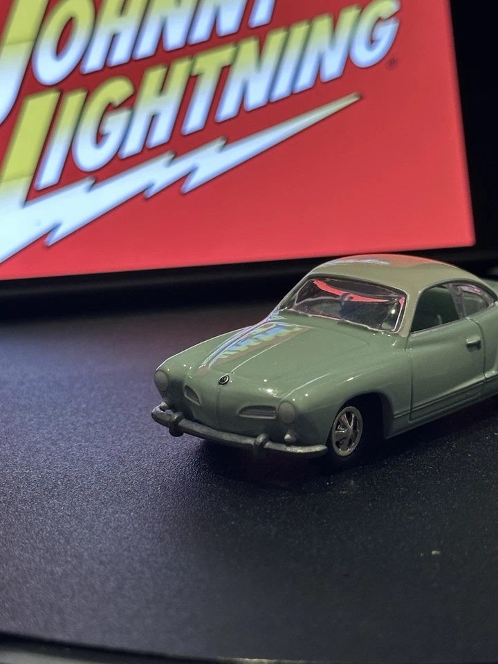 Johnny Lightning Volkswagen Serie #15 1964 VW Karmann Ghia cupé verde/blanco casi nuevo Foto 3 de 4