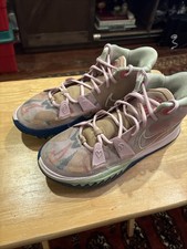 Zapatos de baloncesto Kyrie Irving años 7 “1 mundo 1 persona” rosa talla 11