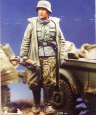 1/35 WWII German Soldier Resin Figure Winter Gear with Camouflage Pants Unassemb