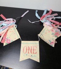 Girls 1st birthday, one banner M7