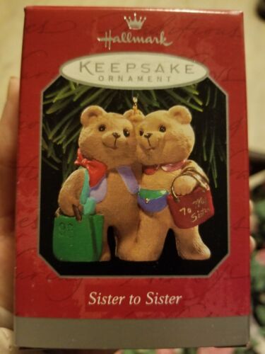 1998 Poinçon ornement souvenir sœur à sœur paire d'ours sœurs neuf dans sa boîte - Photo 1/2