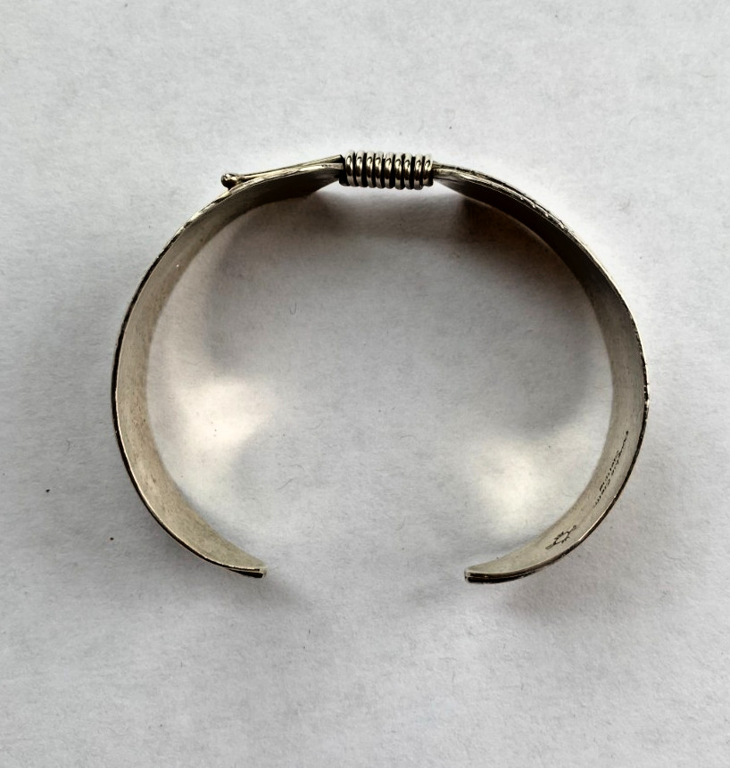 Signed Douglas Etsitty Sterling Cuff Bracelet Fea… - image 4