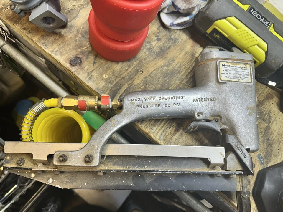 Clavadora acabado Mustang Paslode MU-212 F Foto 4 de 4