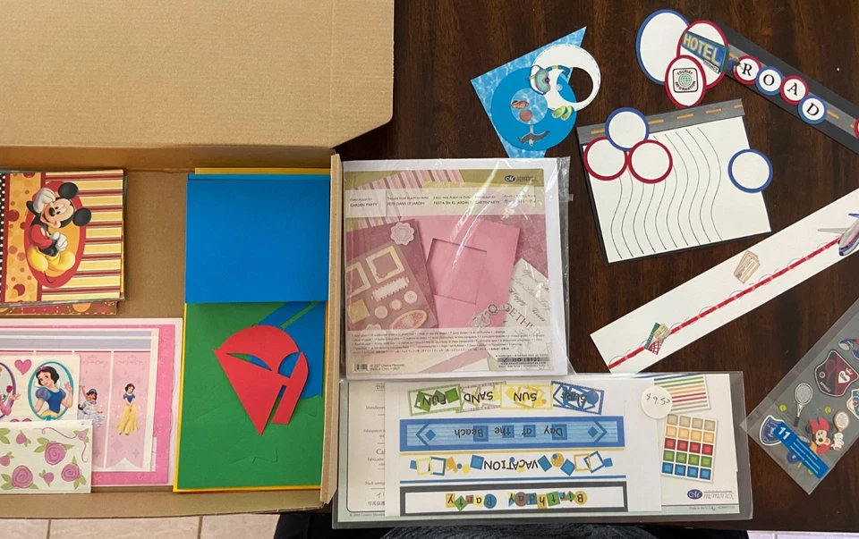 Troquelados y paquetes de variedad de Disney y vacaciones (pegatinas y papel) Foto 3 de 4