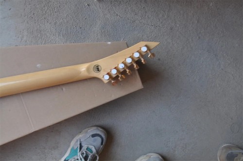 Guitarra eléctrica en forma de V Alien pastilla activa de cola de golondrina amarilla y negra - Imagen 2 de 3