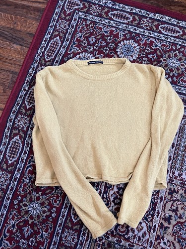 BRANDY MELVILLE — PULLOVER YELLOW SWEATER (S/M FIT) - Picture 4 of 4
