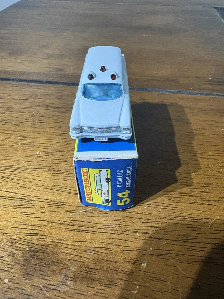 MATCHBOX LESNEY NO. Ambulancia Cadillac 54 S & S - coche de caja original como nuevo Foto 3 de 3