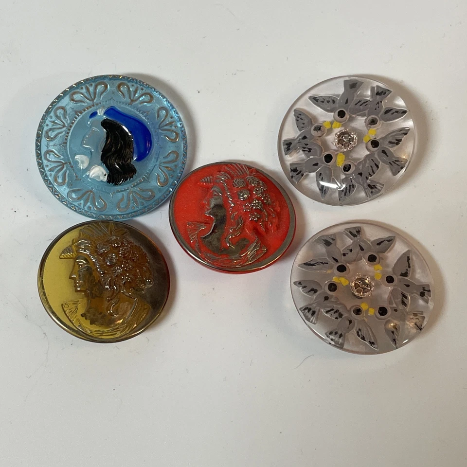 Antique Large Glass Button Lot Is 5 Buttons Cameo Birds Cameos - Image 2 of 4