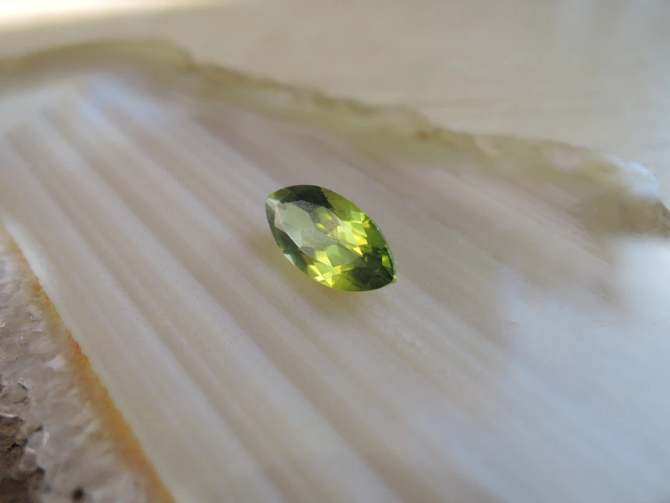 Echter Peridot Navetteschliff facettiert Edelstein Fasserstein 70 - Bild 2 von 4