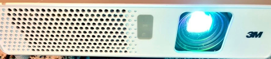 3M X20 Portable 3LCD Projector XGA 1024x768 px 2000 lumens - No Remote - TESTED - Image 3 of 4