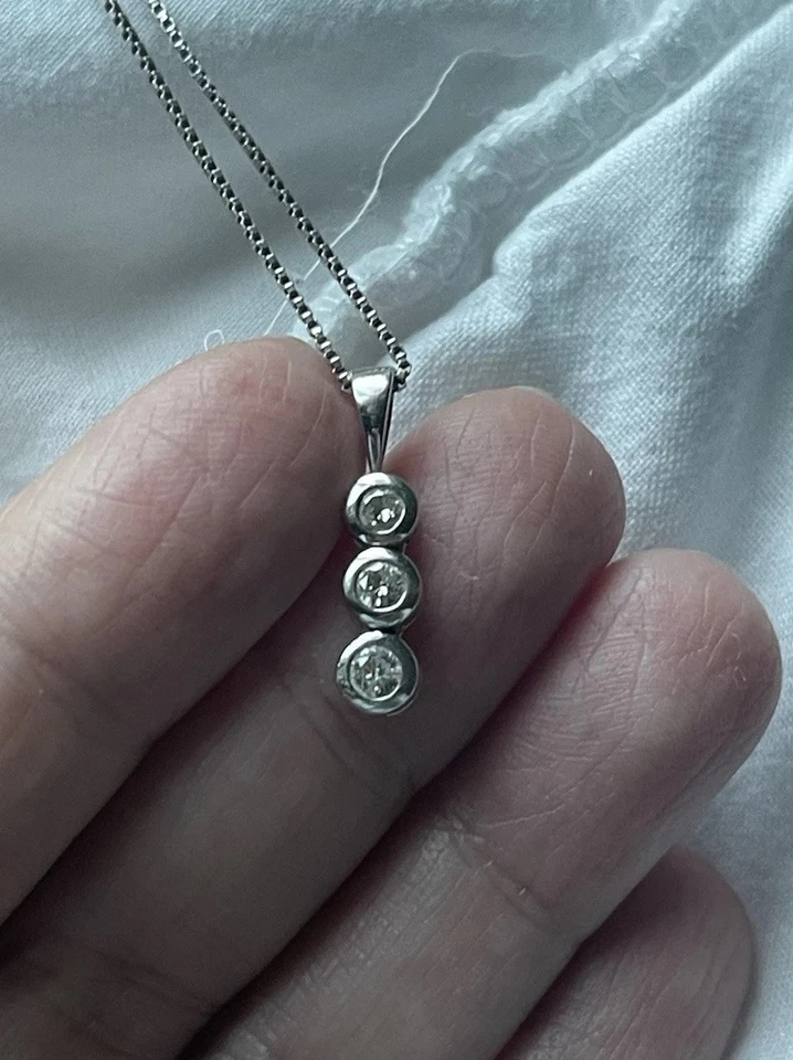 COLLAR COLGANTE 3 DIAMANTES EN ORO BLANCO  Foto 2 de 3