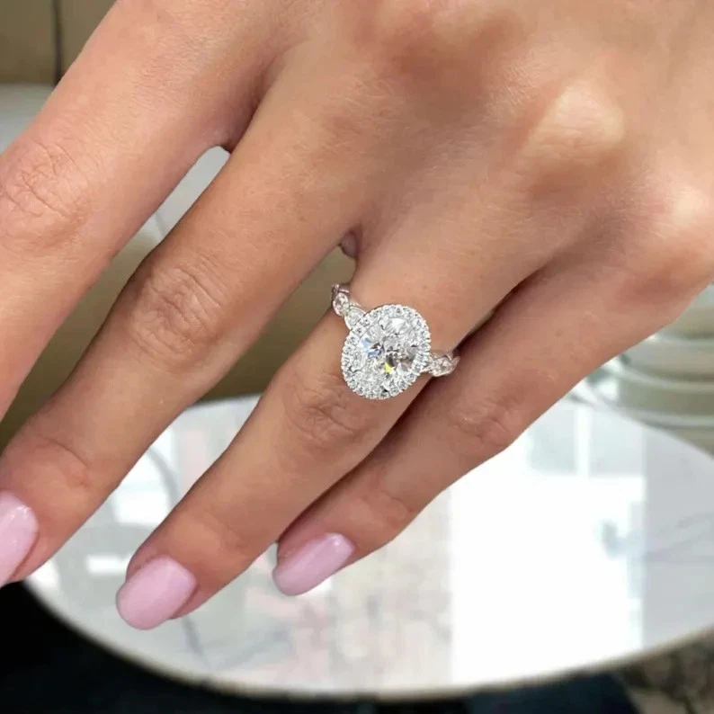 Anillo de compromiso de oro blanco de 14 k con halo de diamantes cultivados en laboratorio G/VS1 de corte ovalado de 2,60 quilates Foto 4 de 4