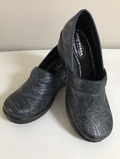 Easy Works By Easy Street Lyndee Tooled Blue Clogs Women's Sz 7.5 WW NWOB