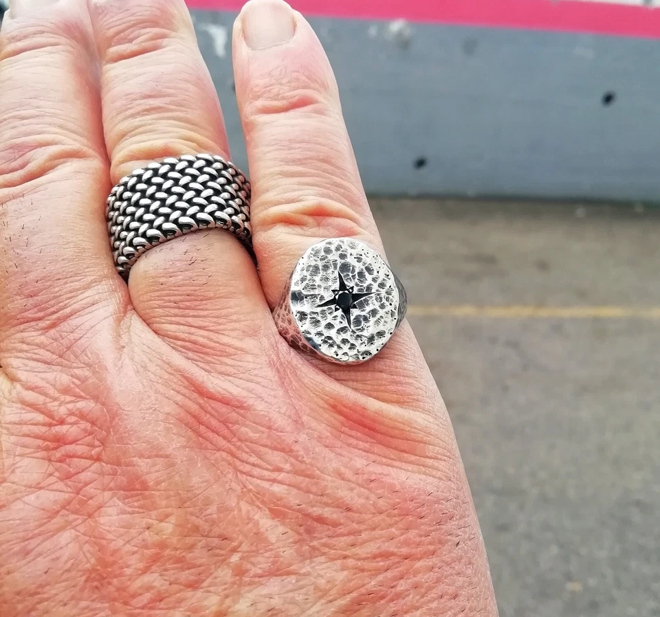 ANELLO A SIGILLO CHEVALIER IN ARGENTO 925 MARTELLATO CON DIAMANTE NERO UOMO  - Immagine 3 di 4