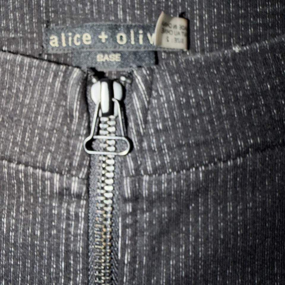 Alice + Olivia | Leggings con panel lateral de cuero acanalado con cremallera frontal Foto 4 de 4