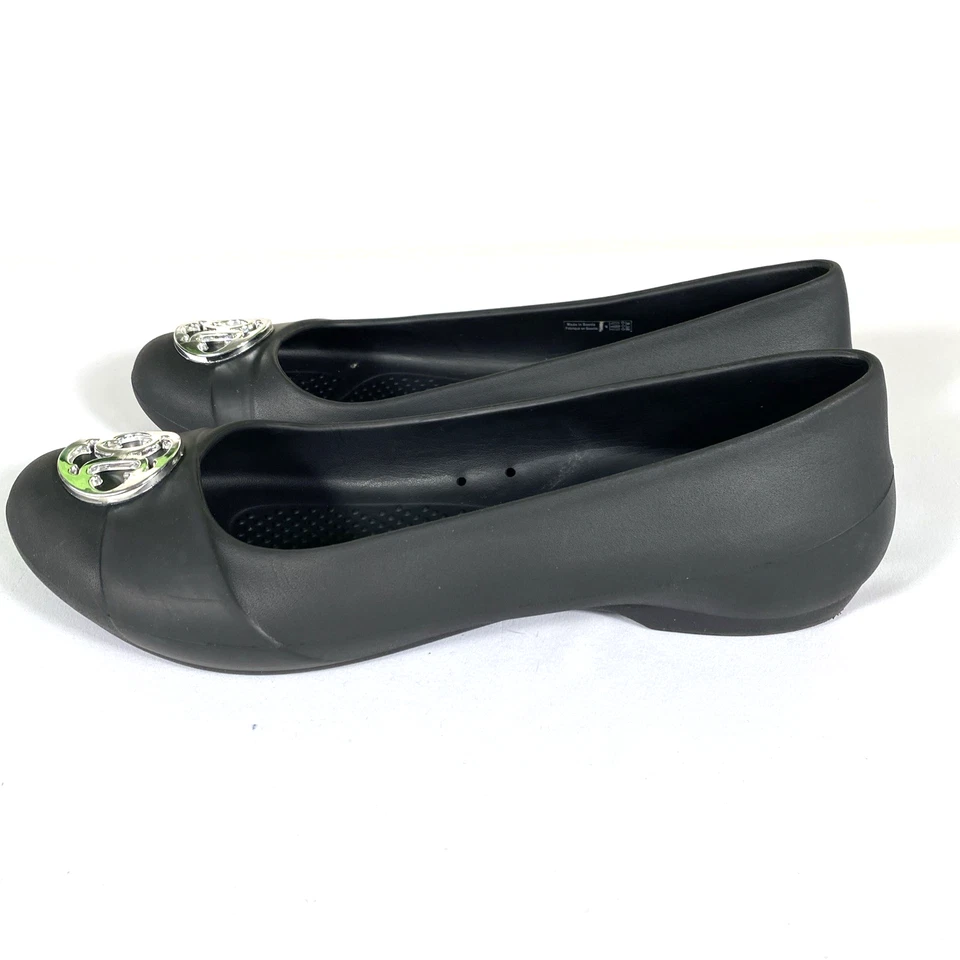 Zapatos planos de ballet Crocs Gianna de goma negros para mujer con medallón plateado talla 9 Foto 4 de 4