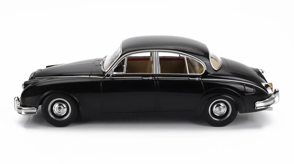 MODELLINO AUTO STATICO KK DAIMLER 250 V6 RHD 1962 NERO INTERNI BEIGE SCALA 1/18 - Immagine 3 di 4