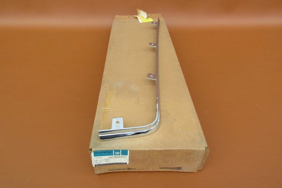 Pontiac Bonneville 1977-1978 NOS GM RH faros inferiores moldura # 10000947 Foto 2 de 4