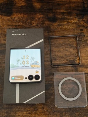 Samsung Galaxy Z Flip7 256 Go noir pliable, double caméra arrière, avec boîte - Photo 1/4