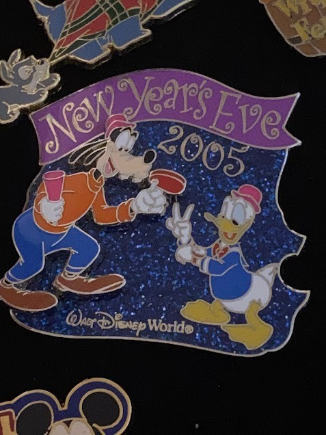 Disney New Year’s Eve 2005 Limited Edition Pin – Goofy & Donald w/ Ca