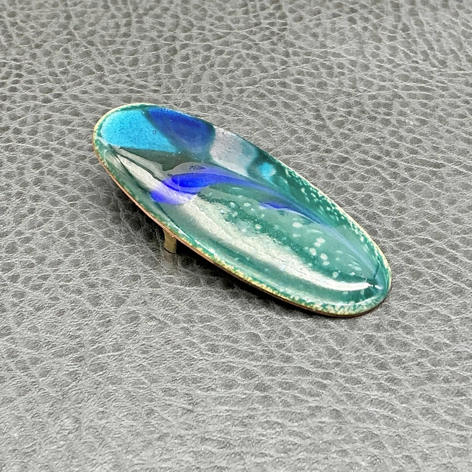 Broche prendedor ovalado de cobre esmaltado artesanal hecho a mano azul verdoso remolino abstracto Foto 3 de 4
