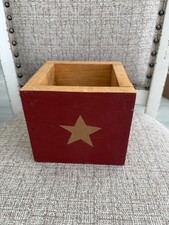 Primitive Small Red Planter Box with Gold Star - 5.75&rdquo; Square