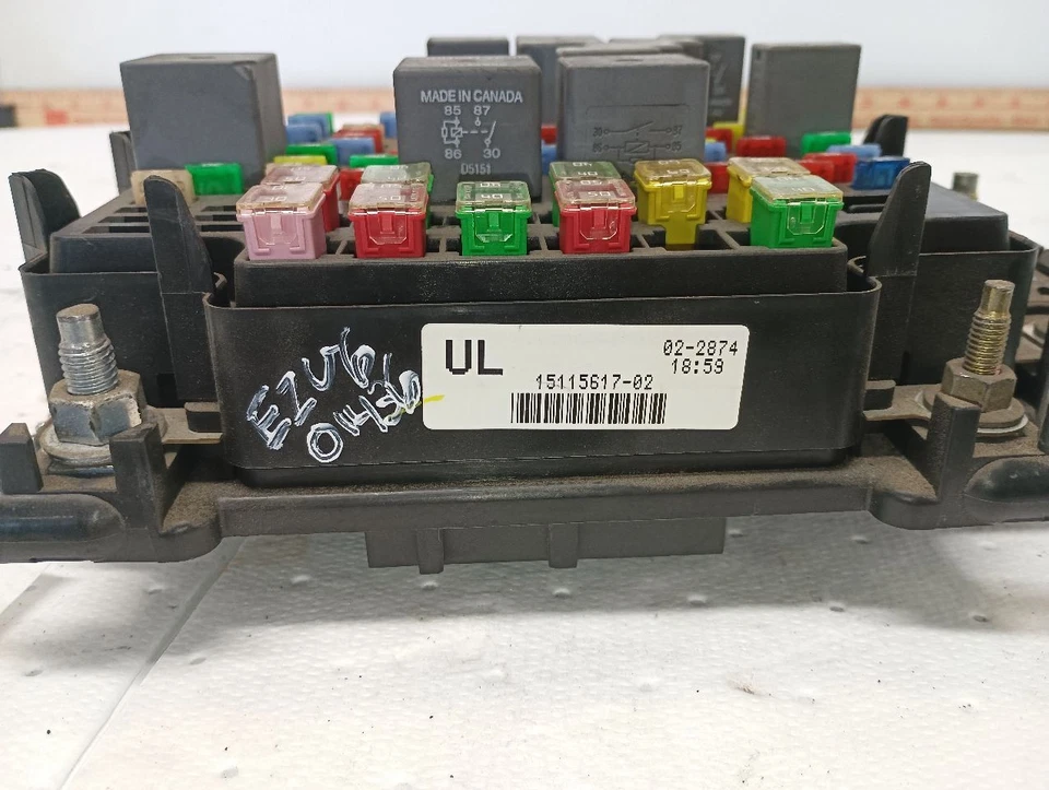 Caja de fusibles de motor de 2005 Cadillac Escalade ESV 6,0 L 11846635 Foto 2 de 4