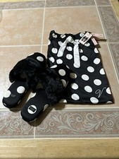 VICTORIAS SECRET SATIN, FUR SLIP ON SLIPPERS WITH MATCHING STORAGE BAG/SZ M