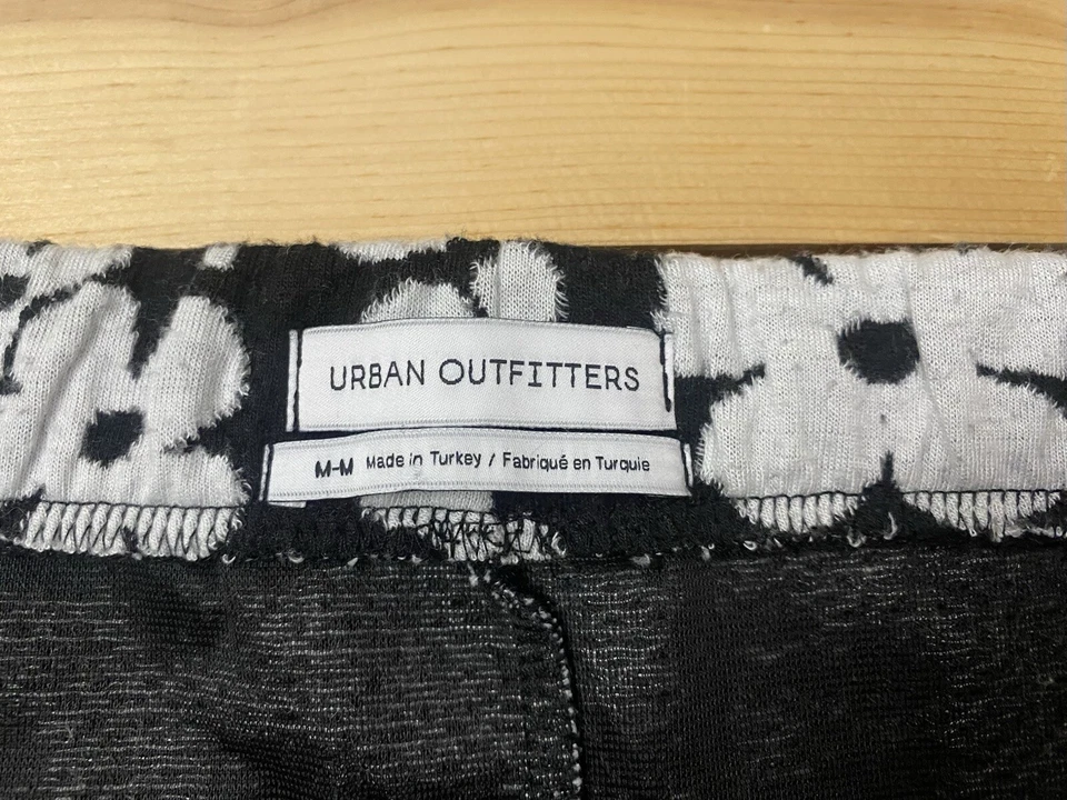 Minifalda Tejida Clara Urban Outfitters Estampado Floral Negra/Blanca Talla M Foto 4 de 4