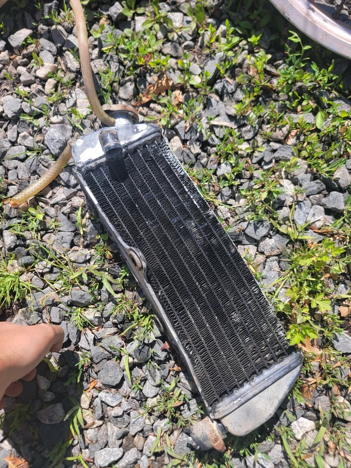 1987 ktm 250 б/у радиатор правая заполняющая сторона с крышкой - Изображение 2 из 3