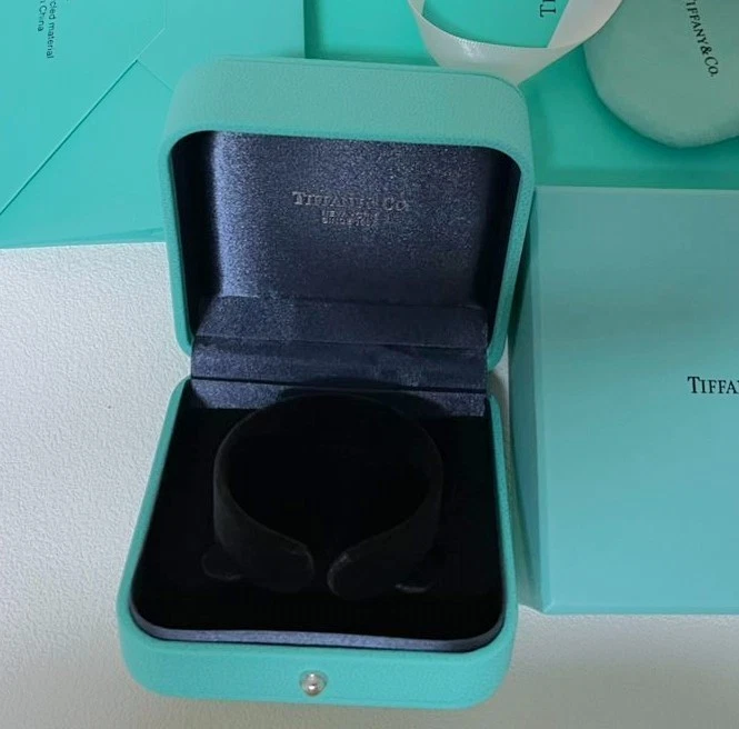 Tiffany & Co. ダイヤモンドリング 専用ボックス イヤリング片方のみ Tiffany & Co. ダイヤモンドリング 専用ボックス イヤリング片方のみ