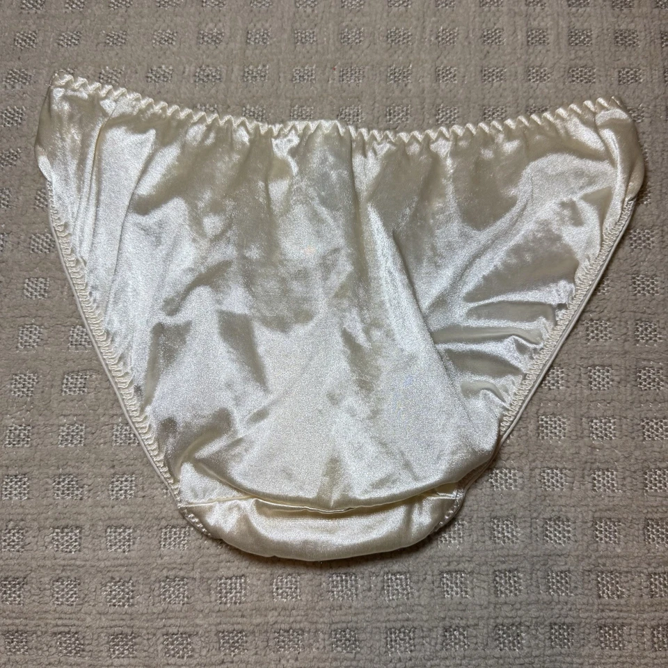 NWOT Vintage ILGWU Ivory Silky Nylon Satin & Lace Bikini Panty USA Made Size M/6 - Image 3 of 4