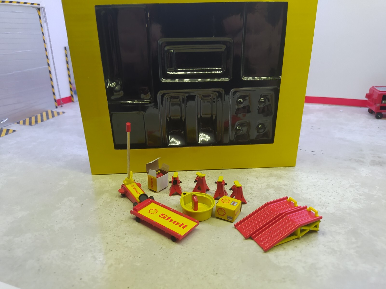 Miniature garage 1/18 GMP accessoires Shell Oil en métal injecté