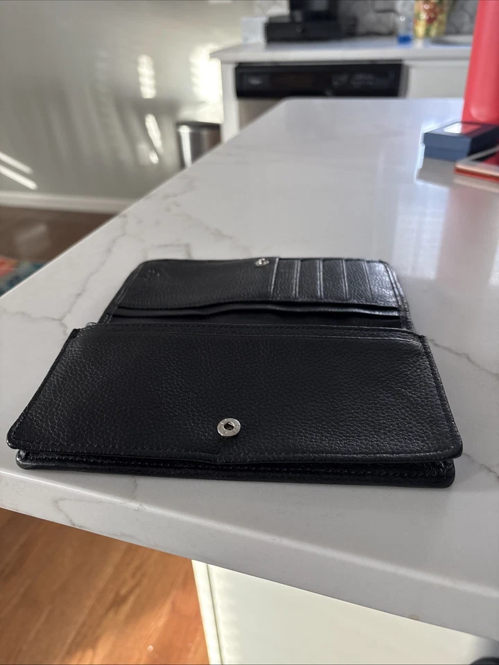 Cartera Brighton negra con tachuelas de grano de guijarro con emblema plateado Foto 4 de 4