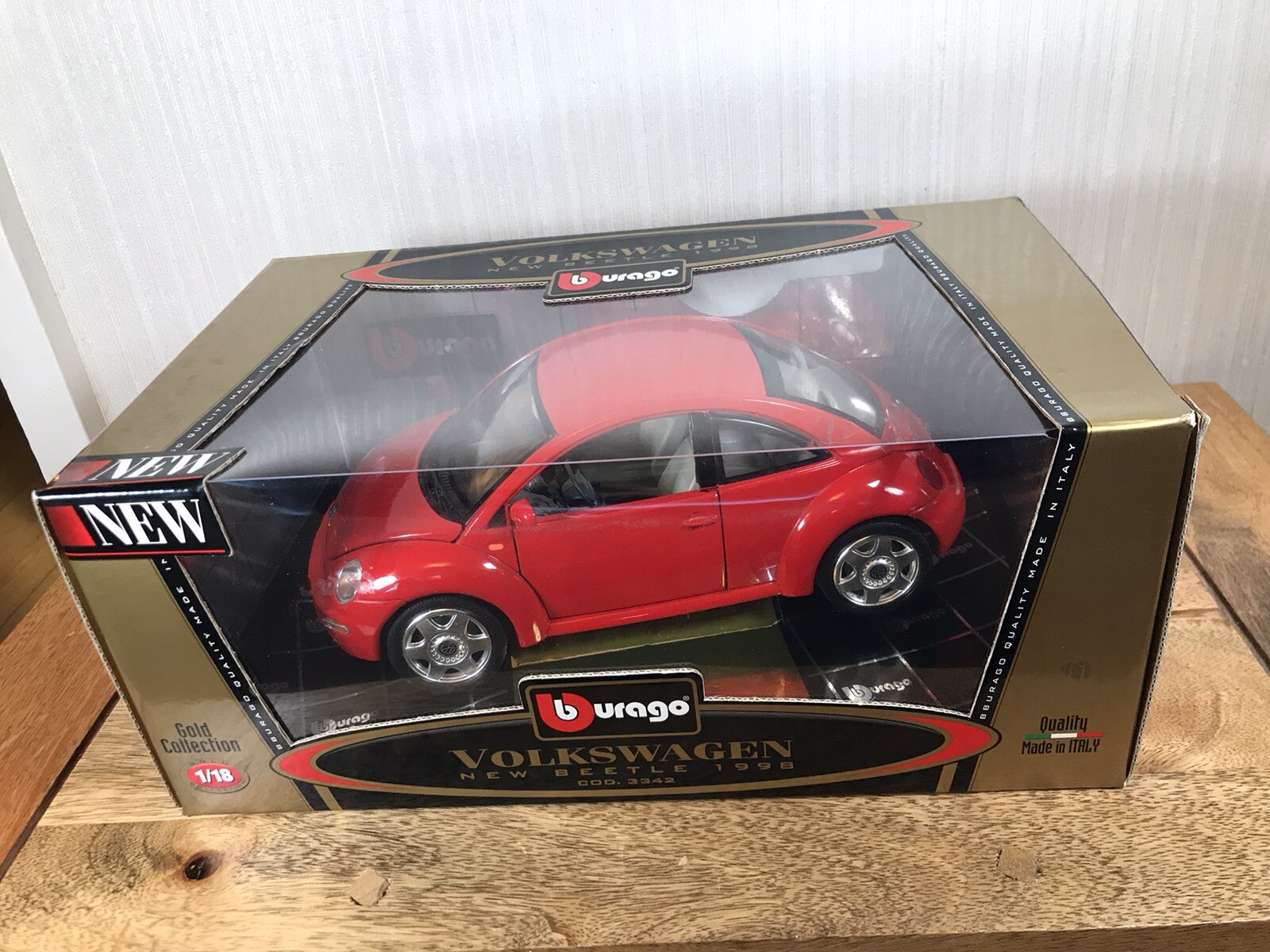 Burago  1:18 Volswagen New Beetle 1998 Die Cast Model Boxed Ref 3342