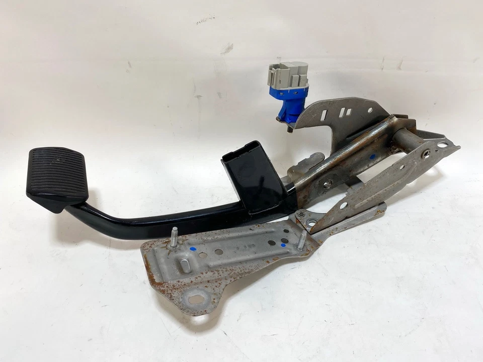 13-18 FORD FOCUS НАПОЛЬНАЯ ПЕДАЛЬ ТОРМОЗА КОЛОДКА С КРОНШТЕЙНОМ В СБОРЕ OEM - Изображение 2 из 3