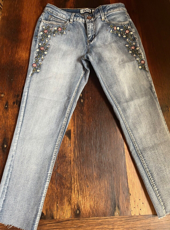 Ladies Size 8 Zanadi Flower Stitched Crop Jeans