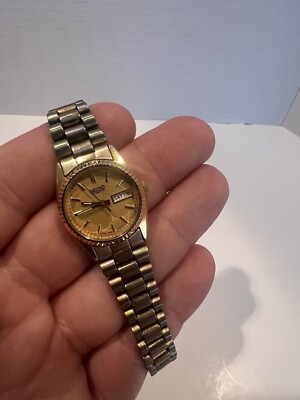 Vintage Ladies Seiko watch 7N83-0040 .Day / Date. Fluted  display picture 1