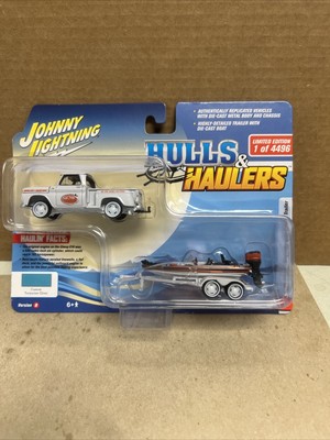 Johnny Lightning Hulls & Haulers - 1965 Chevy Stepside Avec Bateau Et Remorque - 1:64 - Beige - Édition Limitée - Neuf