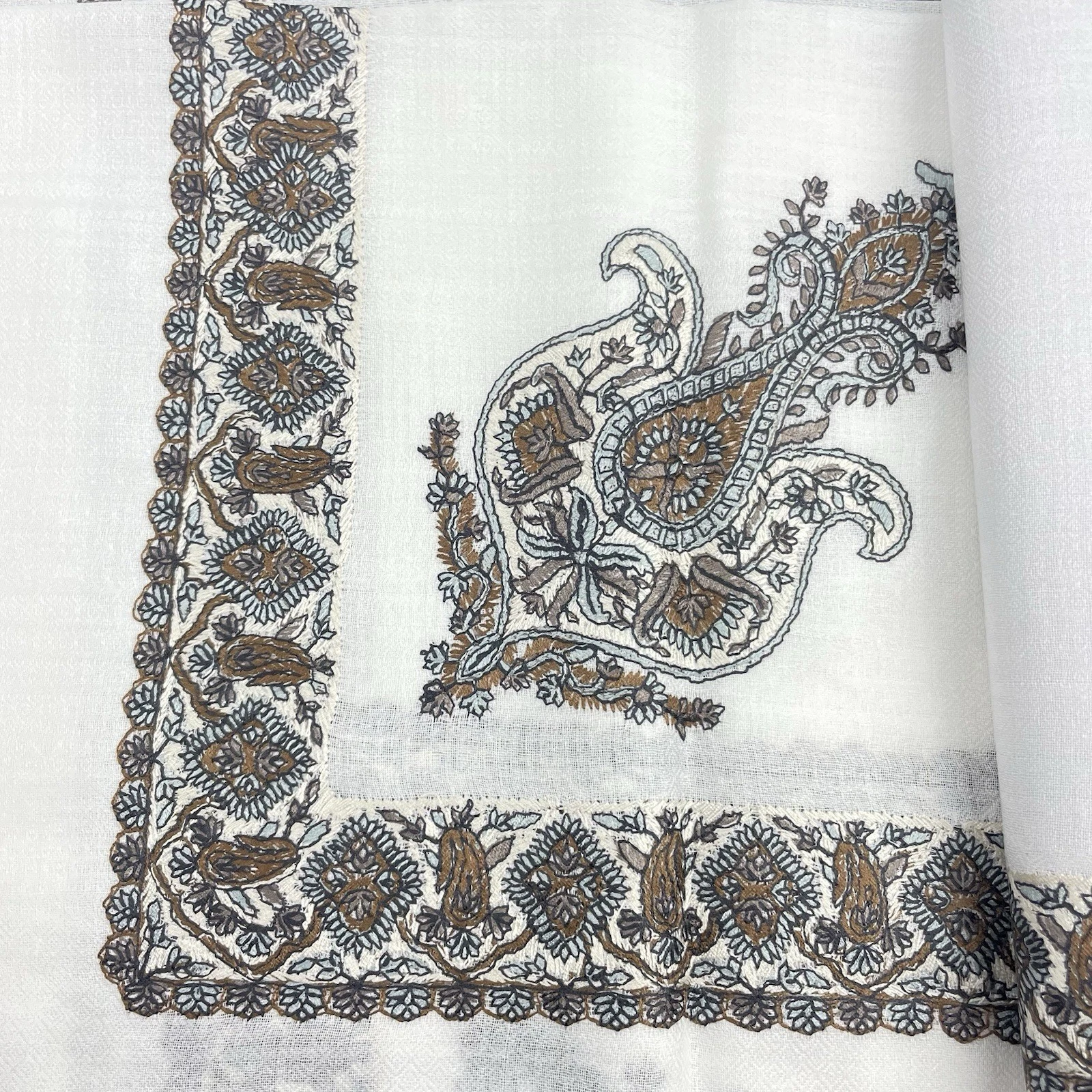 YEMENI EMBROIDERED SHEMAGH HEADSCARF SHAWL