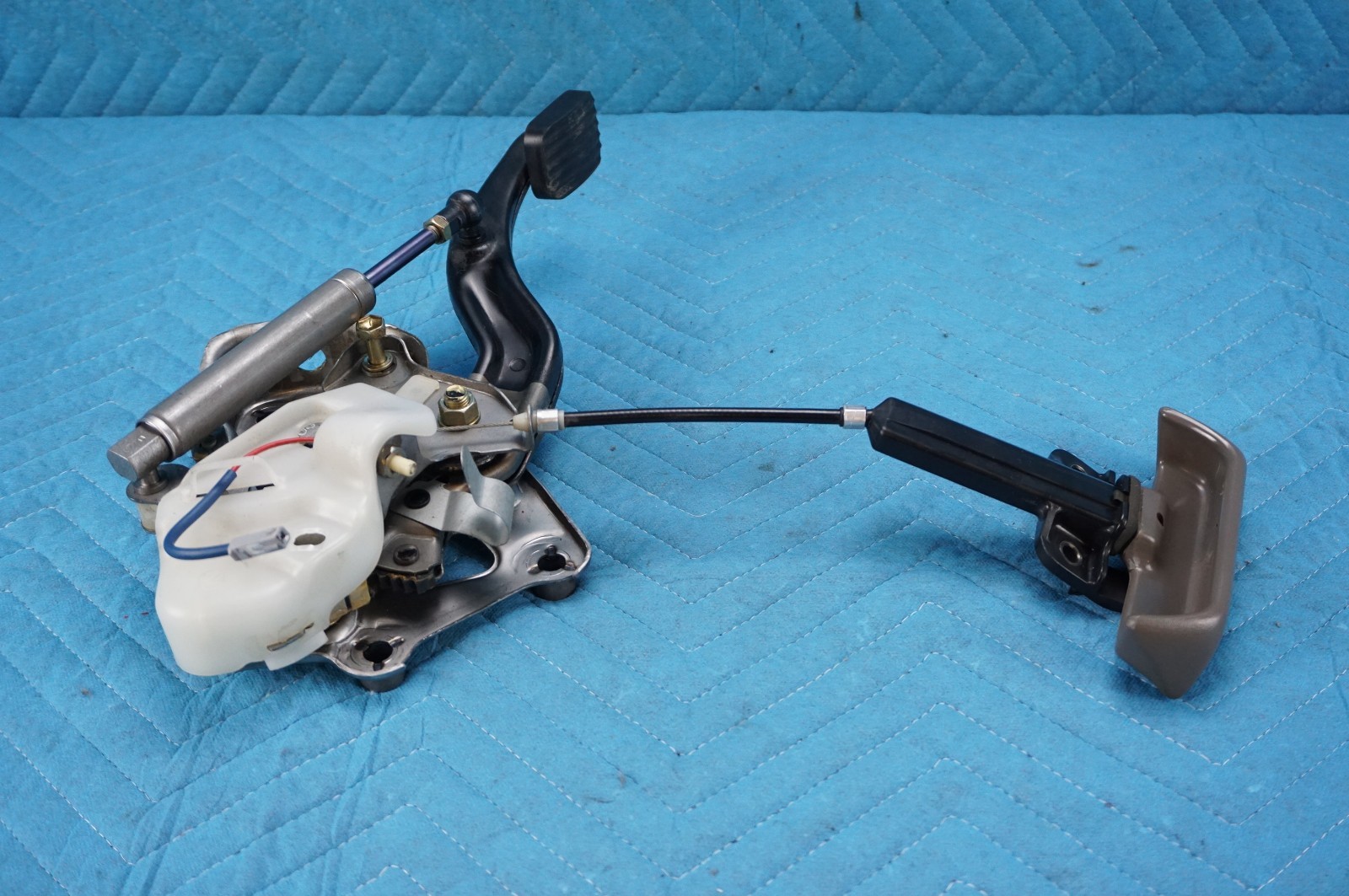 Lexus LS400 Emergency Parking Brake Release Pedal Tan 1998 1999 2000