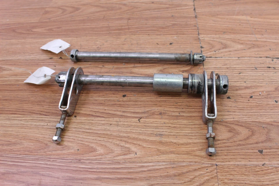 Suzuki GS450L 1983 eje delantero y trasero con ajustadores y espaciadores Foto 3 de 4