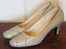Vintage 60s Bone Perforated Selby Leather Pumps Heels Shoes 6 B
