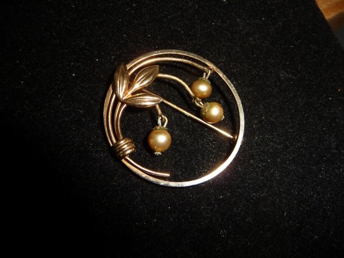 VAN DELL 12K 1/20 GF CIRCLE W 3 DANGLE PEARLS 1' 3/8'' ROUND ' PIN #17/8