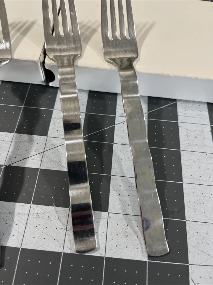Retroneu Whitewater (4) Dinner Forks 18/10 Stainless Flatware Korea Foto 3 de 4