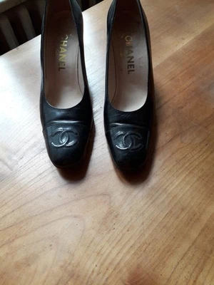 ESCARPINS CHANEL NOIRS taille 38,5 talons 8 cm - Photo 1/4